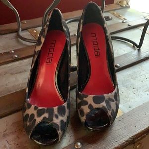 Moda Spana, 4” peep toe heels, leopard print